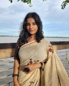 Angana Roy Instagram - Wishing you a very Happy Diwali and Subho Kali Pujo. 💛 Let's take a pledge for a safe and Green Diwali. Love and Light.💫 #diwali #kalipujo #festivities #indianattire #greendiwali #bengal #bangaliana #maakali #festivities #messyhair #goddessenergy #chotidiwali #mondayvibes #october #loveandlight