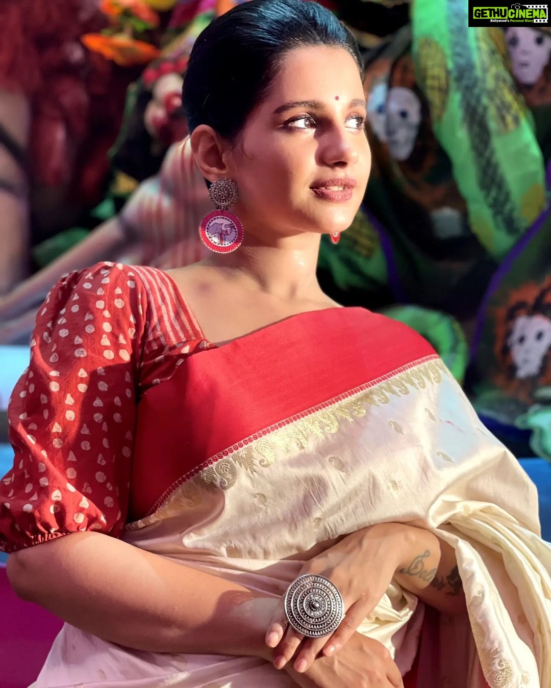 Angana Roy Instagram - শুভ মহাষ্টমী। Clicked by @arefin_official 🌻 Earrings by @butterflytree.lifestyle #durgapuja #ashtami #durgapuja #october #pujolook #pujovibes #pujovibes #laalpaarshadasaree #sareelover #mondaymood #mondaylook #designerwear #durgamata #lovefromA #anganaroy