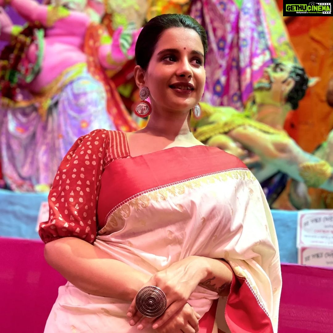 Angana Roy Instagram - শুভ মহাষ্টমী। Clicked by @arefin_official 🌻 Earrings by @butterflytree.lifestyle #durgapuja #ashtami #durgapuja #october #pujolook #pujovibes #pujovibes #laalpaarshadasaree #sareelover #mondaymood #mondaylook #designerwear #durgamata #lovefromA #anganaroy