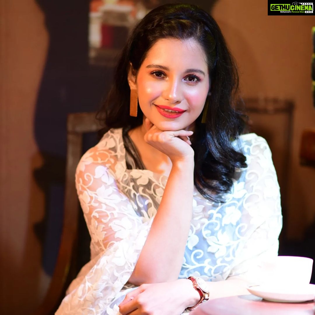 Angana Roy Instagram - Congratulations @hoichoi.tv and the entire team on completing 5 years as one of the leading OTT platforms in Bengal. Glad to be a part of this journey that started with #SheiJeHoludPakhi (which is peeking right from the background, haha). Looking forward to 2023 and beyond 💫🥂 Styling: @elizabhowmik ❤️ Makeup and Hair : @dhimanghosh.makeover Photography : @suvadip_palai #hoichoiseason6 #hoichoi #newshows #newseries #bengaliwebseries #anganaroy #greyandwhite #designerdress #lookingforward #tuesdaypost #tuesdayvibes #pujovibes #septemberend #lookoftheday #lovefromA ITC Royal Bengal