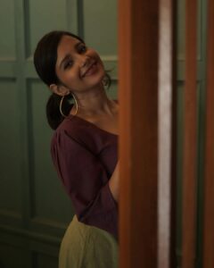 Angana Roy Instagram - 🌸🌸

For @sreyashirakadas 💫
📸 @santanu_biswas 

#wednesday #septemeber #lovefromA #hoopsgirl #fashionshoot #hairstyles #shorthair #moodlighting #blushpink #pujoshoot #pujocollection #designerwear #golden #anganaroy #kolkata_igers #kolkatagram