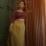 Angana Roy Instagram - 🌸🌸 For @sreyashirakadas 💫 📸 @santanu_biswas #wednesday #septemeber #lovefromA #hoopsgirl #fashionshoot #hairstyles #shorthair #moodlighting #blushpink #pujoshoot #pujocollection #designerwear #golden #anganaroy #kolkata_igers #kolkatagram