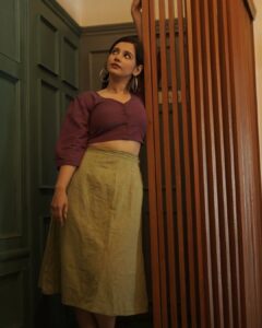 Angana Roy Instagram - 🌸🌸 For @sreyashirakadas 💫 📸 @santanu_biswas #wednesday #septemeber #lovefromA #hoopsgirl #fashionshoot #hairstyles #shorthair #moodlighting #blushpink #pujoshoot #pujocollection #designerwear #golden #anganaroy #kolkata_igers #kolkatagram