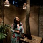 Angana Roy Instagram - Between liight and shadows 📸@___sagardweepdeb___ #lightandshadow #nightphotography #cafedesign #cafedecor #lookingforward #lookoftheday #postoftheday #postoftheweek #makeuponfleek #floraldress #mondaypost #december #winterfashion