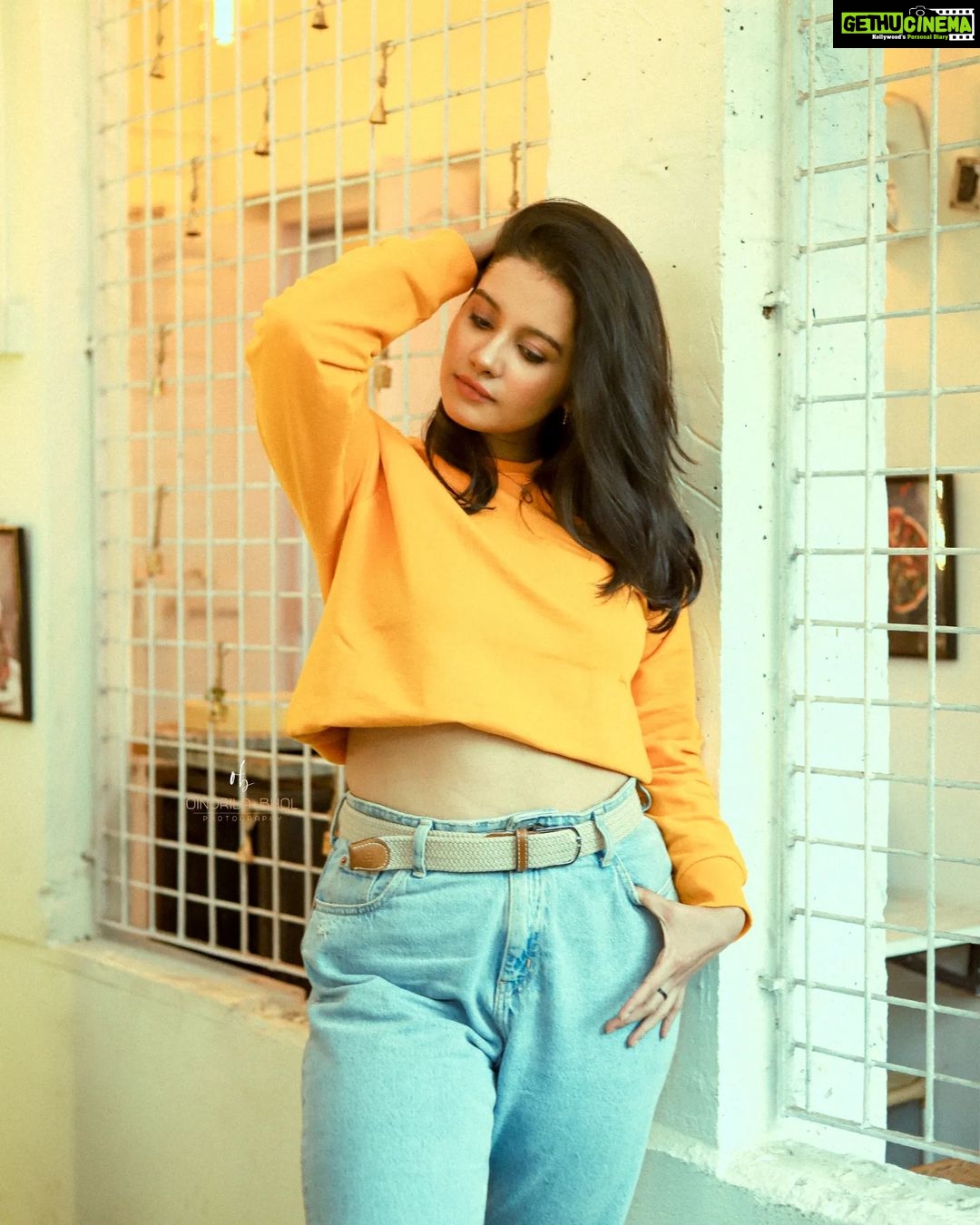 Angana Roy Instagram - Hello Winter! πΈ@oindrilabhol π@thecoup.in Earrings by @rubibyritika #hellowinter #yellowaesthetic #cafephotography #casualphotoshoot #pastelaesthetic #winterfashion #falloutfit #autumnmood #moodedits #sundaypost #lovefromA Kettleberry CoffeeBreak