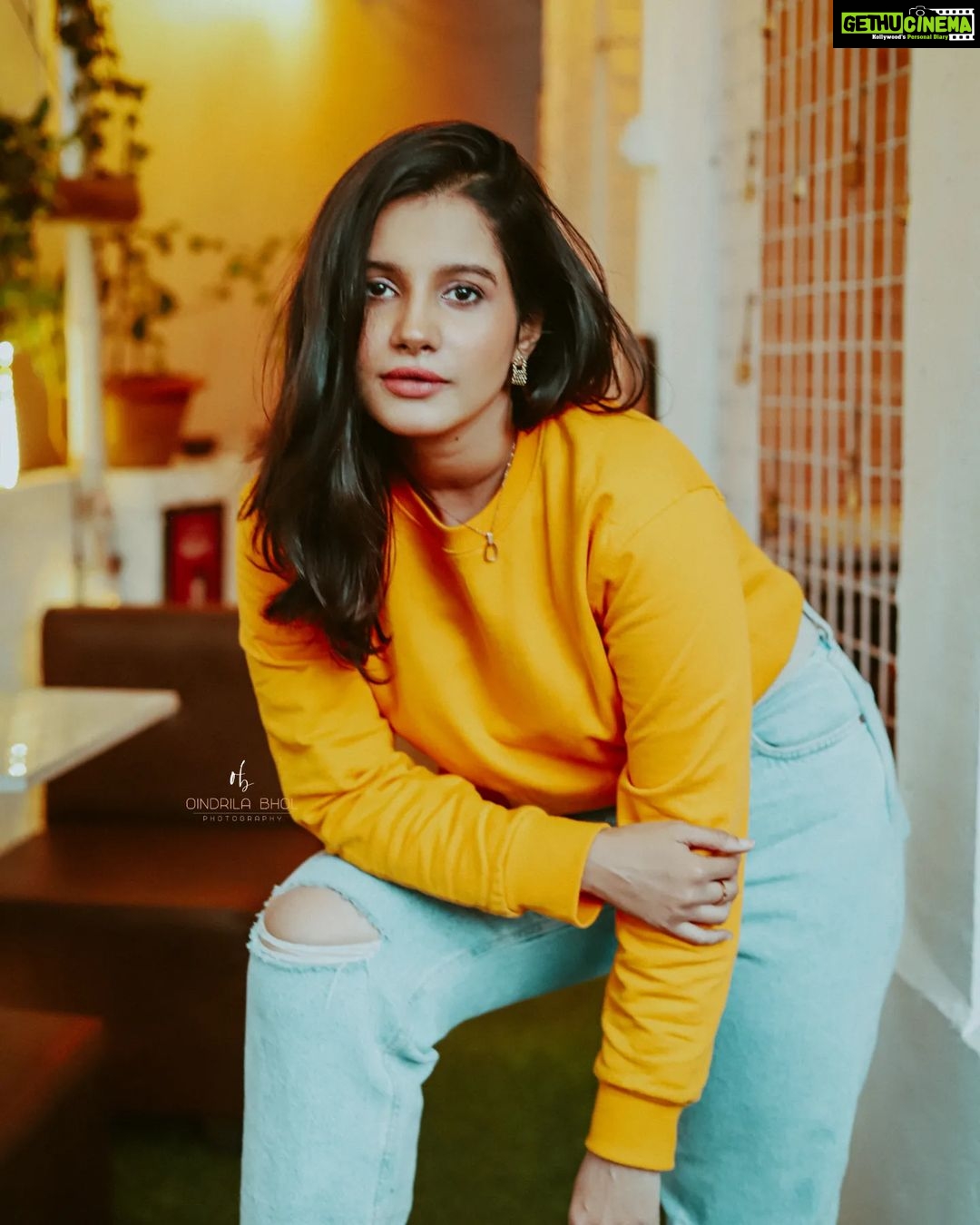 Angana Roy Instagram - Hello Winter! πΈ@oindrilabhol π@thecoup.in Earrings by @rubibyritika #hellowinter #yellowaesthetic #cafephotography #casualphotoshoot #pastelaesthetic #winterfashion #falloutfit #autumnmood #moodedits #sundaypost #lovefromA Kettleberry CoffeeBreak