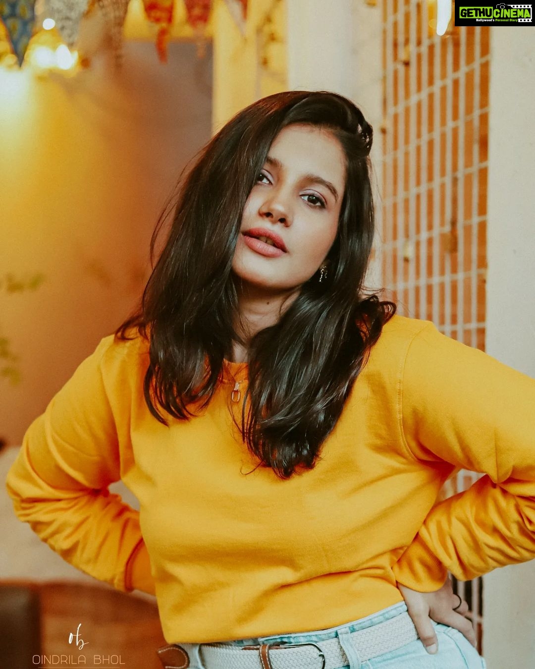 Angana Roy Instagram - Hello Winter! πΈ@oindrilabhol π@thecoup.in Earrings by @rubibyritika #hellowinter #yellowaesthetic #cafephotography #casualphotoshoot #pastelaesthetic #winterfashion #falloutfit #autumnmood #moodedits #sundaypost #lovefromA Kettleberry CoffeeBreak