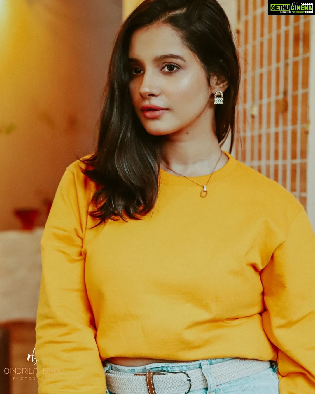 Angana Roy Instagram - Hello Winter! πΈ@oindrilabhol π@thecoup.in Earrings by @rubibyritika #hellowinter #yellowaesthetic #cafephotography #casualphotoshoot #pastelaesthetic #winterfashion #falloutfit #autumnmood #moodedits #sundaypost #lovefromA Kettleberry CoffeeBreak