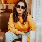 Angana Roy Instagram – It’s a little chilly out there.

Inframe Diva @anganaroyy 

Photography & Edit @oindrilabhol 

#chilly #autumn #thursdaypost #photoshoot #casualwear #cafedecor #igdaily #winters #yellowsweater #sweatshirt #lovefromA Kettleberry CoffeeBreak