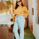 Angana Roy Instagram – It’s a little chilly out there.

Inframe Diva @anganaroyy 

Photography & Edit @oindrilabhol 

#chilly #autumn #thursdaypost #photoshoot #casualwear #cafedecor #igdaily #winters #yellowsweater #sweatshirt #lovefromA Kettleberry CoffeeBreak