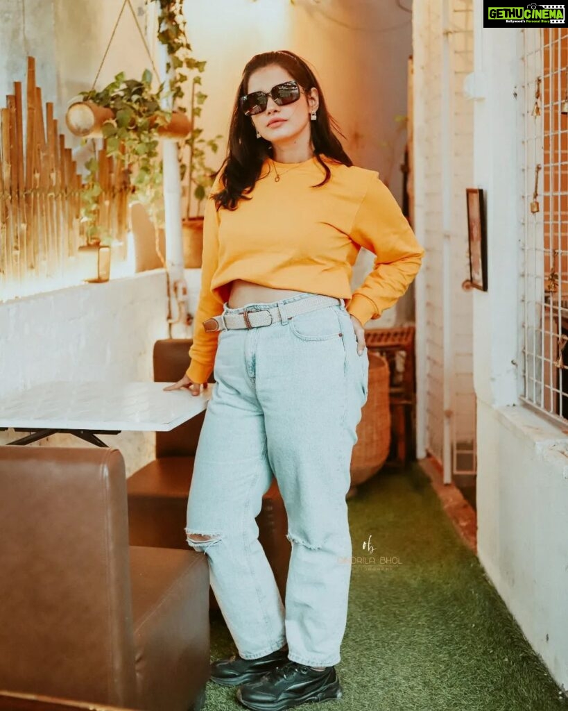 Angana Roy Instagram - It's a little chilly out there. Inframe Diva @anganaroyy Photography & Edit @oindrilabhol #chilly #autumn #thursdaypost #photoshoot #casualwear #cafedecor #igdaily #winters #yellowsweater #sweatshirt #lovefromA Kettleberry CoffeeBreak