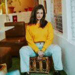 Angana Roy Instagram - It's a little chilly out there. Inframe Diva @anganaroyy Photography & Edit @oindrilabhol #chilly #autumn #thursdaypost #photoshoot #casualwear #cafedecor #igdaily #winters #yellowsweater #sweatshirt #lovefromA Kettleberry CoffeeBreak