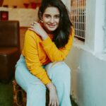 Angana Roy Instagram – It’s a little chilly out there.

Inframe Diva @anganaroyy 

Photography & Edit @oindrilabhol 

#chilly #autumn #thursdaypost #photoshoot #casualwear #cafedecor #igdaily #winters #yellowsweater #sweatshirt #lovefromA Kettleberry CoffeeBreak