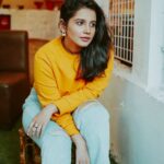 Angana Roy Instagram – It’s a little chilly out there.

Inframe Diva @anganaroyy 

Photography & Edit @oindrilabhol 

#chilly #autumn #thursdaypost #photoshoot #casualwear #cafedecor #igdaily #winters #yellowsweater #sweatshirt #lovefromA Kettleberry CoffeeBreak