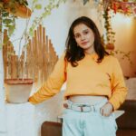 Angana Roy Instagram - It's a little chilly out there. Inframe Diva @anganaroyy Photography & Edit @oindrilabhol #chilly #autumn #thursdaypost #photoshoot #casualwear #cafedecor #igdaily #winters #yellowsweater #sweatshirt #lovefromA Kettleberry CoffeeBreak