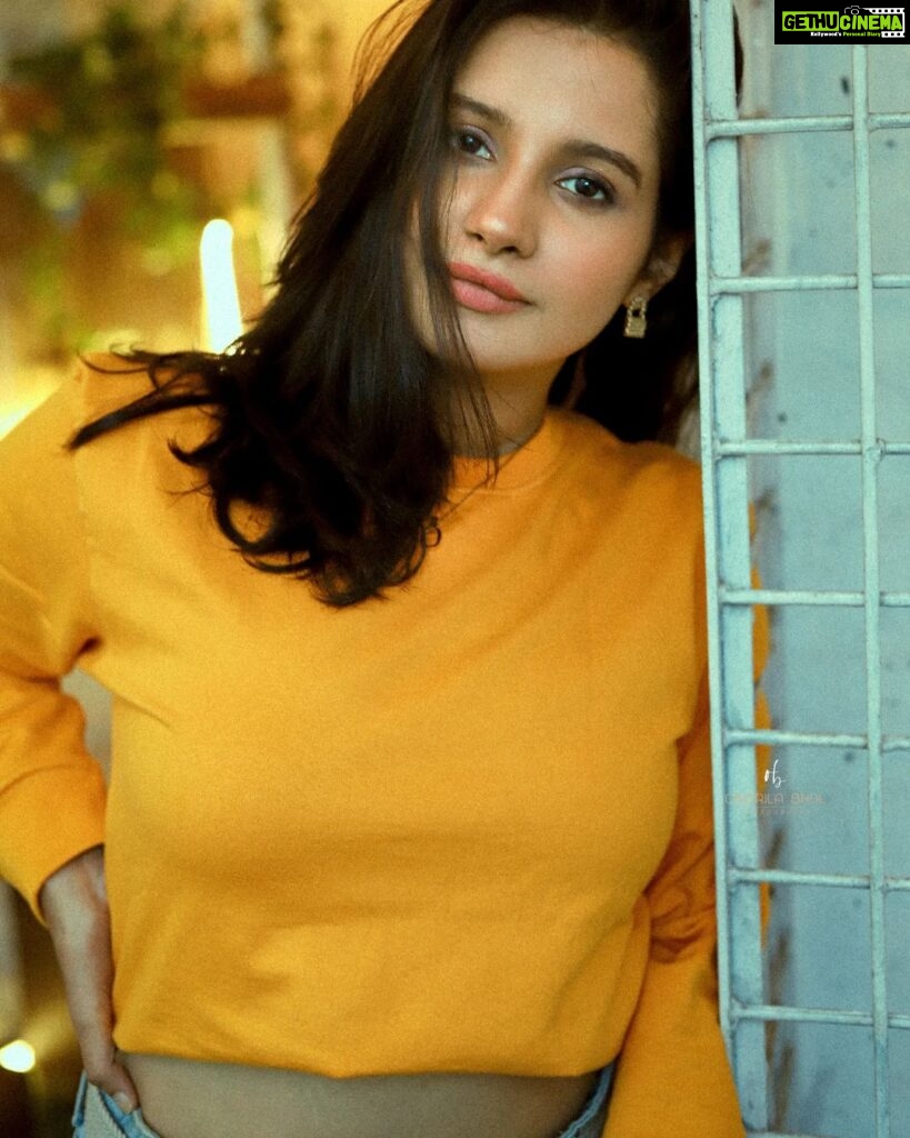 Angana Roy Instagram - Yellow sweatshirts are my thing this fall. 🍁🍂 Thank you @thecoup.in for sending over this yellow sweatshirt. Love it! 💛 Also, thank you @rubibyritika for the cute handbag earrings! ♥️ Clicked by the lovely @oindrilabhol 🥰 #autumncolors #yellow #sweatshirts #sweaterweather #tuesdaypost #fallseason🍁 #winteroutfit #winteriscoming #loveforfashion #cafe #casualwears #lovefromA Kettleberry CoffeeBreak