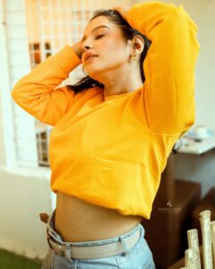 Angana Roy Instagram - Yellow sweatshirts are my thing this fall.
🍁🍂

Thank you @thecoup.in for sending over this yellow sweatshirt. Love it! 💛

Also, thank you @rubibyritika for the cute handbag earrings! ♥️ 

Clicked by the lovely @oindrilabhol 🥰

#autumncolors #yellow #sweatshirts #sweaterweather #tuesdaypost #fallseason🍁 #winteroutfit #winteriscoming #loveforfashion #cafe #casualwears #lovefromA