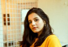 Angana Roy Instagram - Yellow sweatshirts are my thing this fall. 🍁🍂 Thank you @thecoup.in for sending over this yellow sweatshirt. Love it! 💛 Also, thank you @rubibyritika for the cute handbag earrings! ♥️ Clicked by the lovely @oindrilabhol 🥰 #autumncolors #yellow #sweatshirts #sweaterweather #tuesdaypost #fallseason🍁 #winteroutfit #winteriscoming #loveforfashion #cafe #casualwears #lovefromA Kettleberry CoffeeBreak