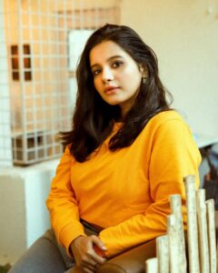 Angana Roy Instagram - Yellow sweatshirts are my thing this fall. 🍁🍂 Thank you @thecoup.in for sending over this yellow sweatshirt. Love it! 💛 Also, thank you @rubibyritika for the cute handbag earrings! ♥️ Clicked by the lovely @oindrilabhol 🥰 #autumncolors #yellow #sweatshirts #sweaterweather #tuesdaypost #fallseason🍁 #winteroutfit #winteriscoming #loveforfashion #cafe #casualwears #lovefromA Kettleberry CoffeeBreak