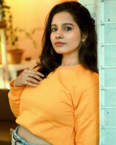 Angana Roy Instagram - Yellow sweatshirts are my thing this fall.
🍁🍂

Thank you @thecoup.in for sending over this yellow sweatshirt. Love it! 💛

Also, thank you @rubibyritika for the cute handbag earrings! ♥️ 

Clicked by the lovely @oindrilabhol 🥰

#autumncolors #yellow #sweatshirts #sweaterweather #tuesdaypost #fallseason🍁 #winteroutfit #winteriscoming #loveforfashion #cafe #casualwears #lovefromA