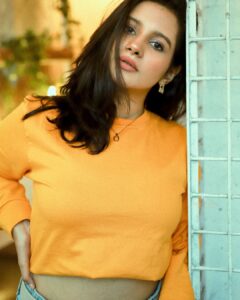 Angana Roy Instagram - Yellow sweatshirts are my thing this fall.
🍁🍂

Thank you @thecoup.in for sending over this yellow sweatshirt. Love it! 💛

Also, thank you @rubibyritika for the cute handbag earrings! ♥️ 

Clicked by the lovely @oindrilabhol 🥰

#autumncolors #yellow #sweatshirts #sweaterweather #tuesdaypost #fallseason🍁 #winteroutfit #winteriscoming #loveforfashion #cafe #casualwears #lovefromA