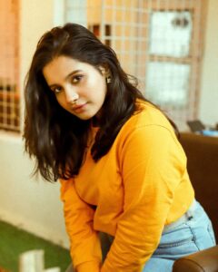 Angana Roy Instagram - Yellow sweatshirts are my thing this fall.
🍁🍂

Thank you @thecoup.in for sending over this yellow sweatshirt. Love it! 💛

Also, thank you @rubibyritika for the cute handbag earrings! ♥️ 

Clicked by the lovely @oindrilabhol 🥰

#autumncolors #yellow #sweatshirts #sweaterweather #tuesdaypost #fallseason🍁 #winteroutfit #winteriscoming #loveforfashion #cafe #casualwears #lovefromA