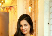 Angana Roy Instagram - Yellow sweatshirts are my thing this fall. 🍁🍂 Thank you @thecoup.in for sending over this yellow sweatshirt. Love it! 💛 Also, thank you @rubibyritika for the cute handbag earrings! ♥️ Clicked by the lovely @oindrilabhol 🥰 #autumncolors #yellow #sweatshirts #sweaterweather #tuesdaypost #fallseason🍁 #winteroutfit #winteriscoming #loveforfashion #cafe #casualwears #lovefromA Kettleberry CoffeeBreak