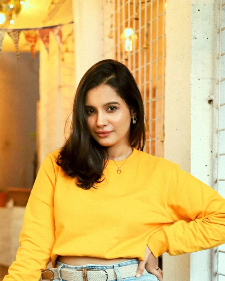 Angana Roy Instagram - Yellow sweatshirts are my thing this fall. 🍁🍂 Thank you @thecoup.in for sending over this yellow sweatshirt. Love it! 💛 Also, thank you @rubibyritika for the cute handbag earrings! ♥️ Clicked by the lovely @oindrilabhol 🥰 #autumncolors #yellow #sweatshirts #sweaterweather #tuesdaypost #fallseason🍁 #winteroutfit #winteriscoming #loveforfashion #cafe #casualwears #lovefromA Kettleberry CoffeeBreak