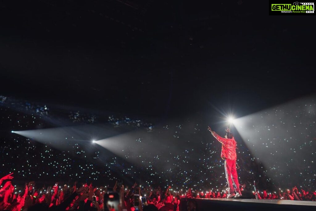 Anirudh Ravichander Instagram - Je t'aime Paris ❤️ What a crazy night 🔥