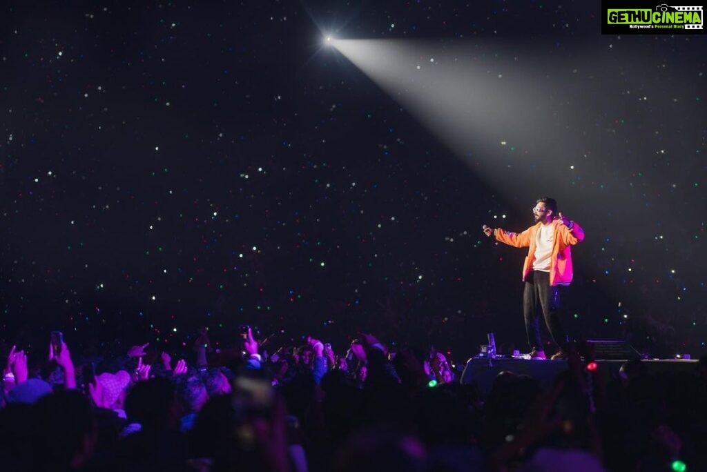 Anirudh Ravichander Instagram - Je t'aime Paris ❤️ What a crazy night 🔥