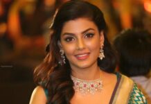 Anisha Ambrose Instagram - Wishing you all a very happy Dussehra ❤️ . . . FOLLOW..@anishaambrose_official . . . #anishadieheardfan #anishaambrose #anishafanpage #anishafanclub #anishaambrose_official #kajalagarwal #samantharuthprabhu #tamannahbhatia #rashikanna #sruthihassan #rakulpreetsingh #tollywoodactress #goodmorning #sunshine #sunburn #summervibes #tollywoodactress #telugucinema #vizag #home #selenagomez #selfie #justinbieber #likeforlikes #followforfollowback #like4likes #likeforlike #follow4followback #followｍe #fanpage