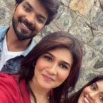 Anjena Kirti Instagram - #CoffeeWithKadhal surprise cameo ☕️💕🎬🎞🍿 # fun #movie #DirectorSundarC #comedy Ooty & Coonoor, Nilgiri Hills, Tamil Nadu