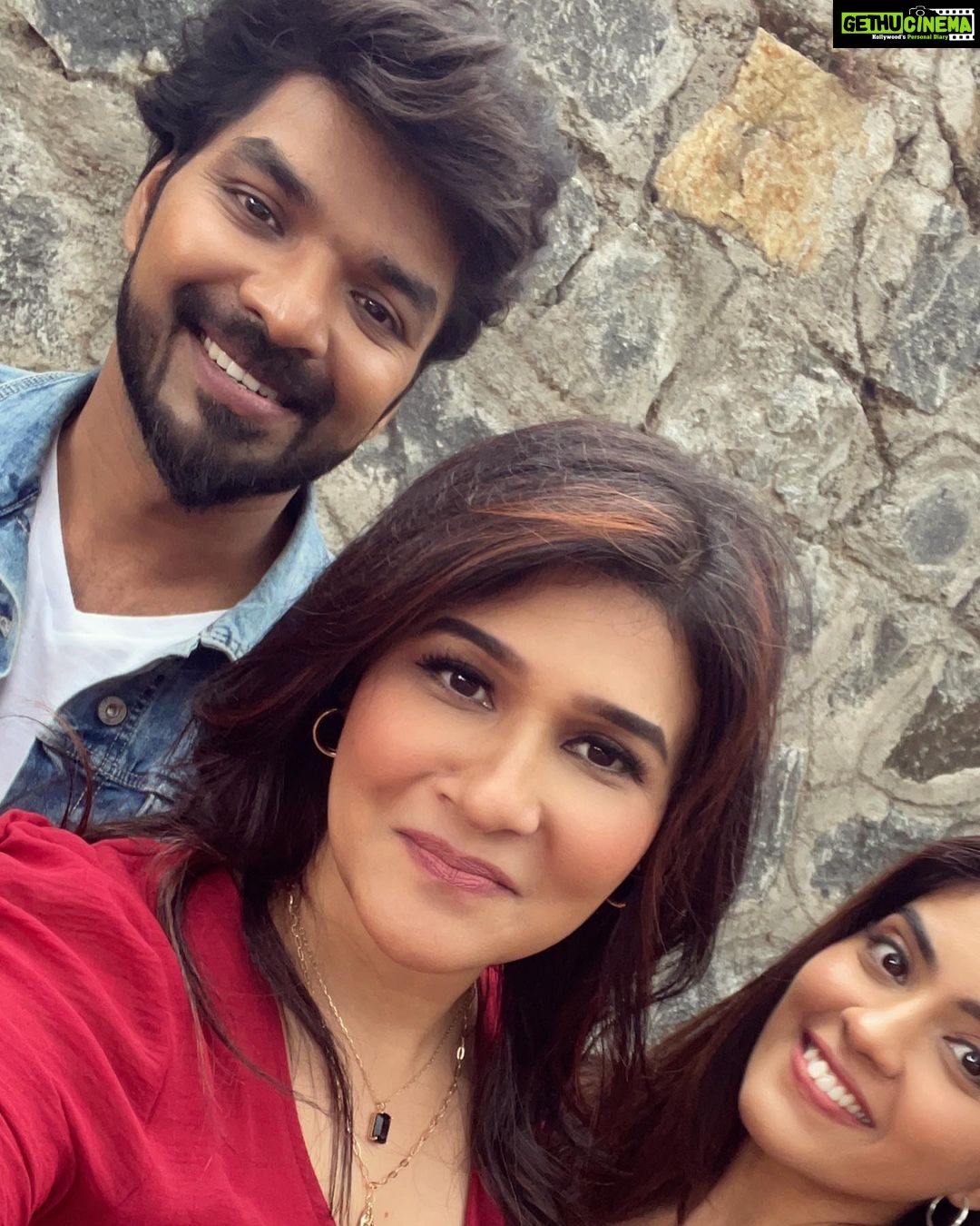 Anjena Kirti Instagram - #CoffeeWithKadhal surprise cameo ☕️💕🎬🎞🍿 # fun #movie #DirectorSundarC #comedy Ooty & Coonoor, Nilgiri Hills, Tamil Nadu