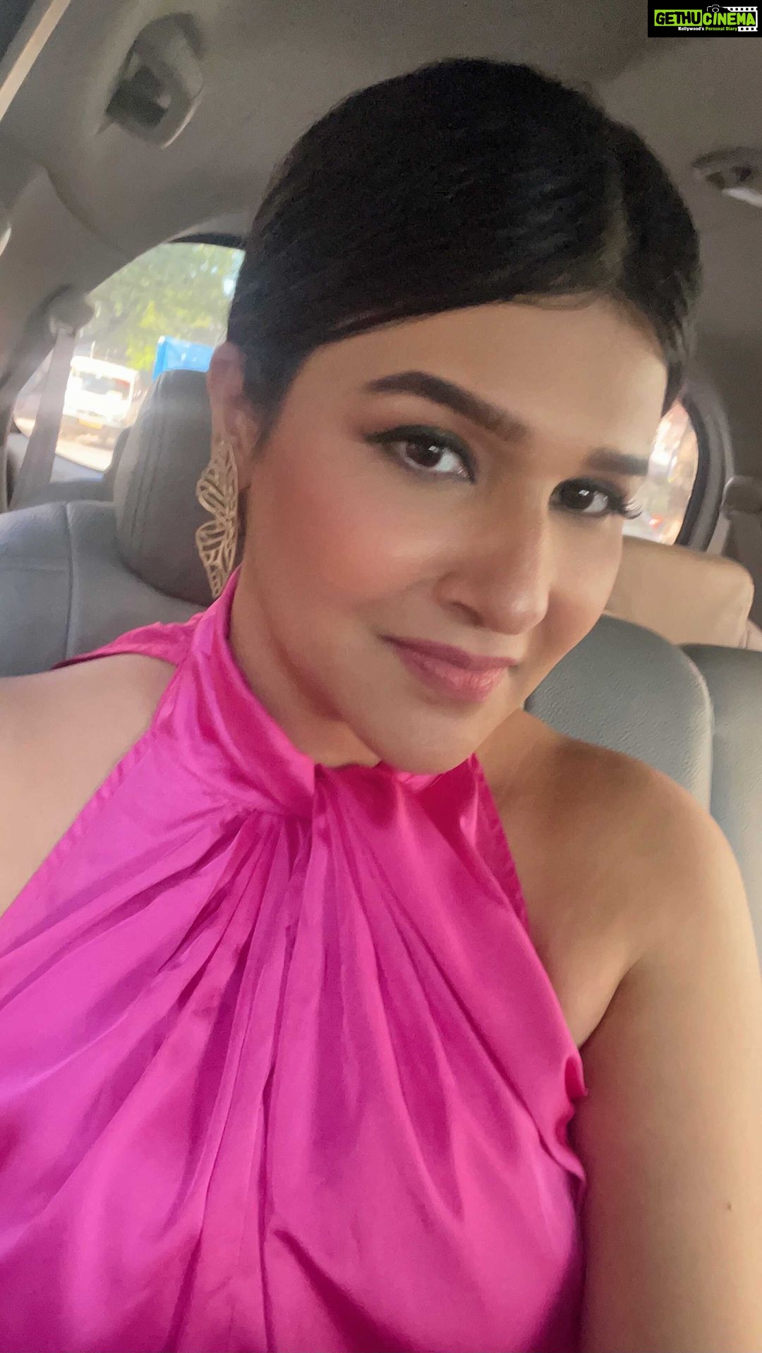 Anjena Kirti Instagram - itβs BLACK and Itβs PINK Once THE SUN DOWWWWNNN !!!!#Golden Hour #Sunkissed βοΈπβοΈππ #CinemaCoffeeKaaram #VijayTV π #EntertainmentOnTheWay #BlackAnDPInk