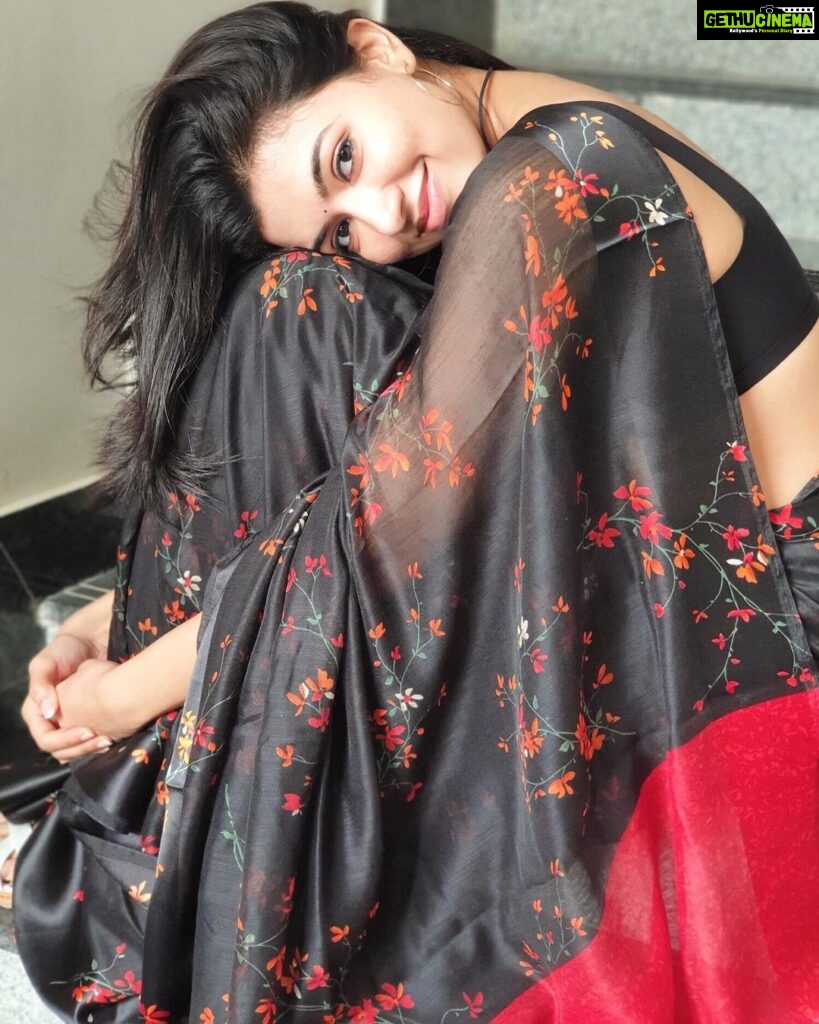 Anju Kurian Instagram - Saree love 💕 Which is your favourite??? #sareelove #wrappedinsaree #favouriteoutfits #favourites #tuesdays #throwback🔙 #instalove #dailylook