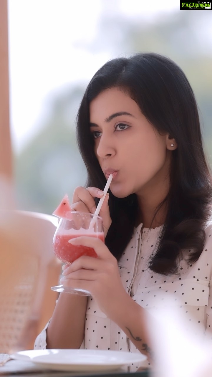 Anju Kurian Instagram - Guess what Iām saying in between??? šš«¢š¤«š¤·š»āāļø #candid #candidvideo #fridaymood #eveningvibes #whysoserious #instafood #reelitfeelit . . . . . š„- @abi_fine_shooters