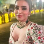 Ankitta Sharma Instagram - उनसे नजरें क्या मिली, रौशन फिजायें हो गयी.. 🌹