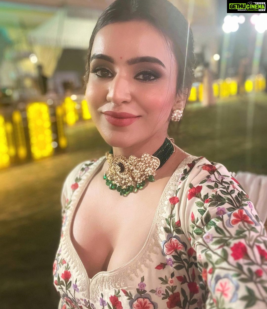 Ankitta Sharma Instagram - उनसे नजरें क्या मिली, रौशन फिजायें हो गयी.. 🌹
