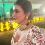 Ankitta Sharma Instagram - उनसे नजरें क्या मिली, रौशन फिजायें हो गयी.. 🌹