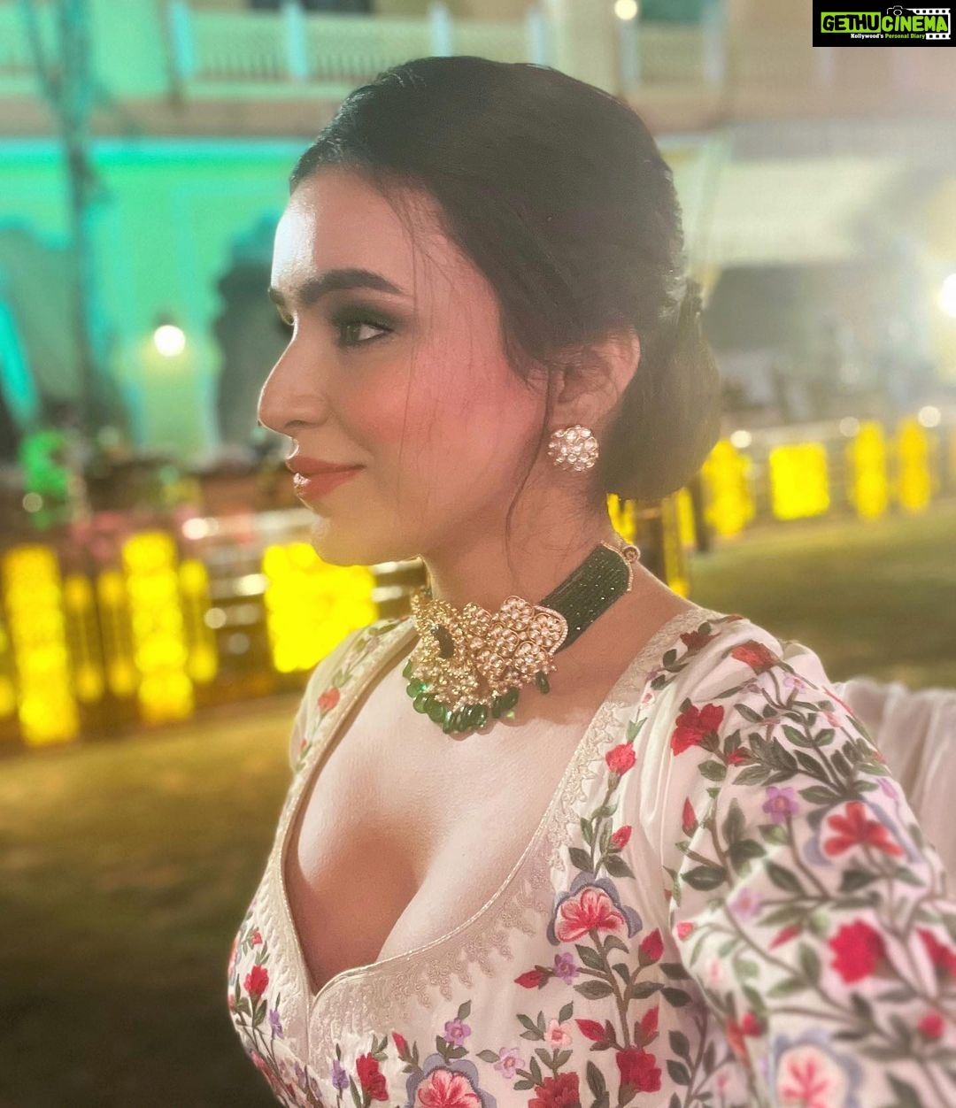 Ankitta Sharma Instagram - उनसे नजरें क्या मिली, रौशन फिजायें हो गयी.. 🌹
