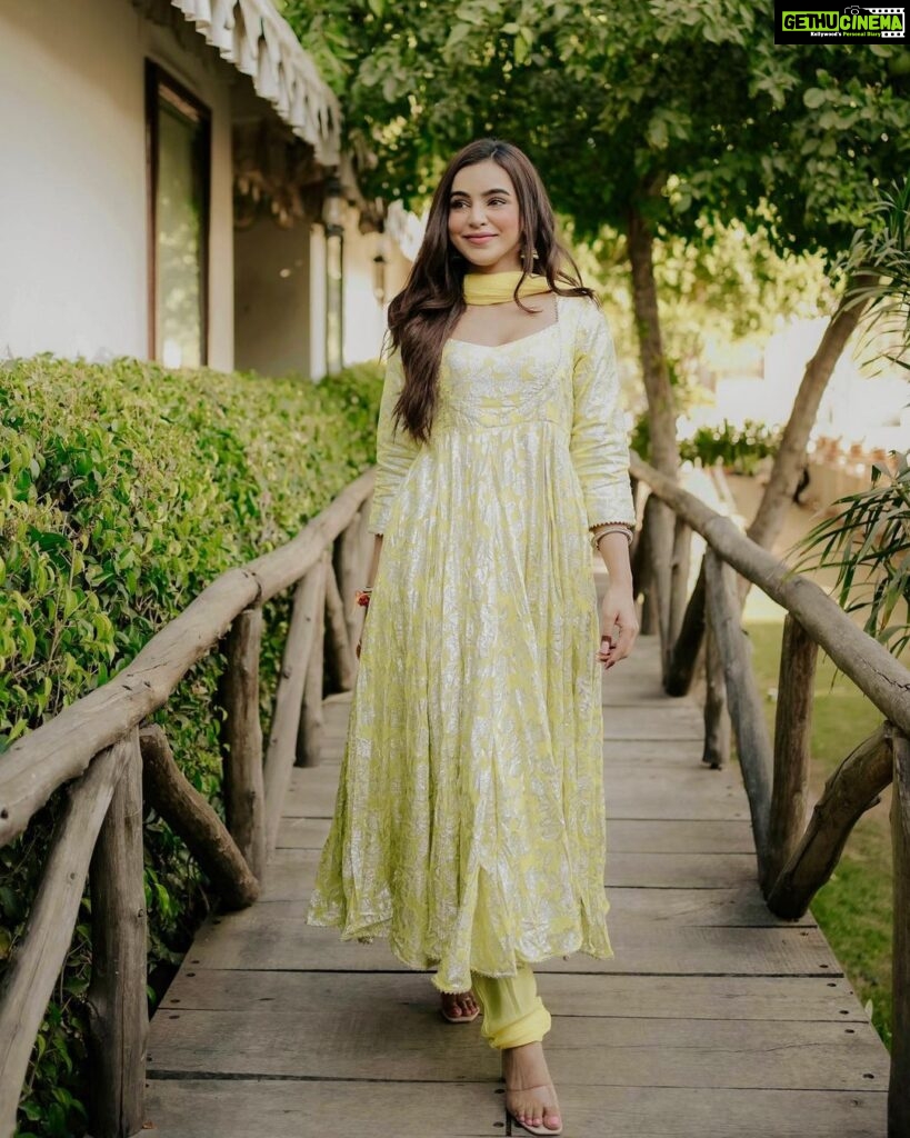 Ankitta Sharma Instagram - पीली धूप पहन के तुम, देखो बाग़ में मत जाना.. 🍃 Outfit: @bunaai 📸: @its_rachit_photography