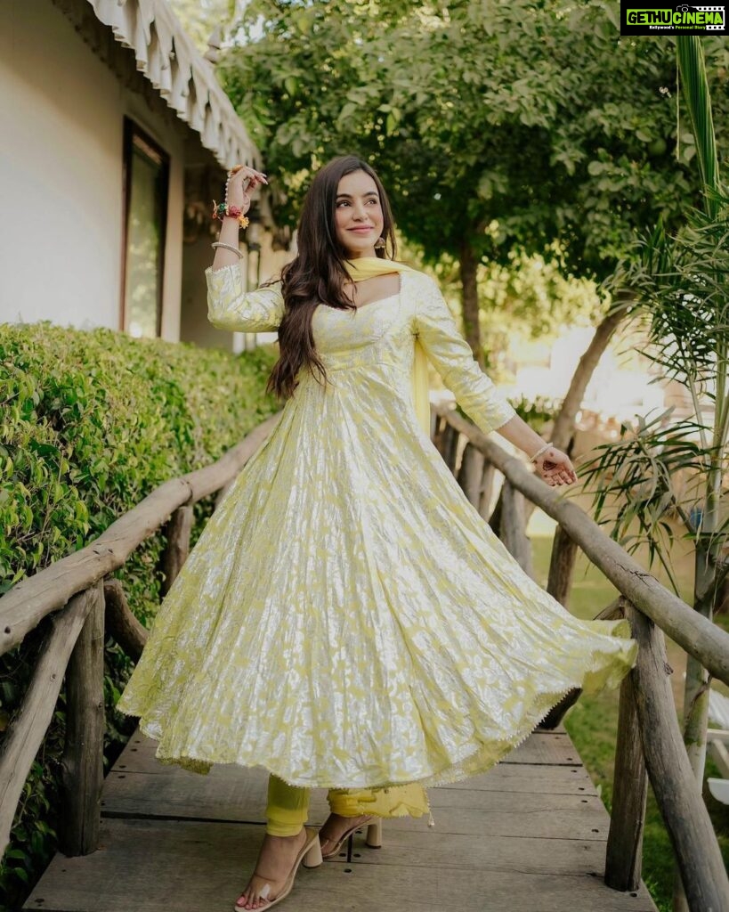 Ankitta Sharma Instagram - पीली धूप पहन के तुम, देखो बाग़ में मत जाना.. 🍃 Outfit: @bunaai 📸: @its_rachit_photography
