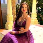 Ankitta Sharma Instagram - 𝘔𝘢𝘪𝘯 𝘷𝘦𝘬𝘩𝘦𝘺𝘢 𝘣𝘢𝘥𝘢, 𝘯𝘢 𝘰𝘩 𝘭𝘢𝘬𝘩𝘢𝘢𝘯 𝘷𝘪𝘤𝘩𝘰𝘯 𝘢𝘢𝘷𝘦 𝘮𝘢𝘪𝘯𝘶.. 💜 Outfit by @devnaagri Jewellery by @aquamarine_jewellery Styled by @shrushti_216 R Chandra's Palace