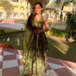 Ankitta Sharma Instagram - यूँ ही पहलु में बैठे रहो.. 🥀 Outfit: @bunaai 📸: @prachee_shah_paandya