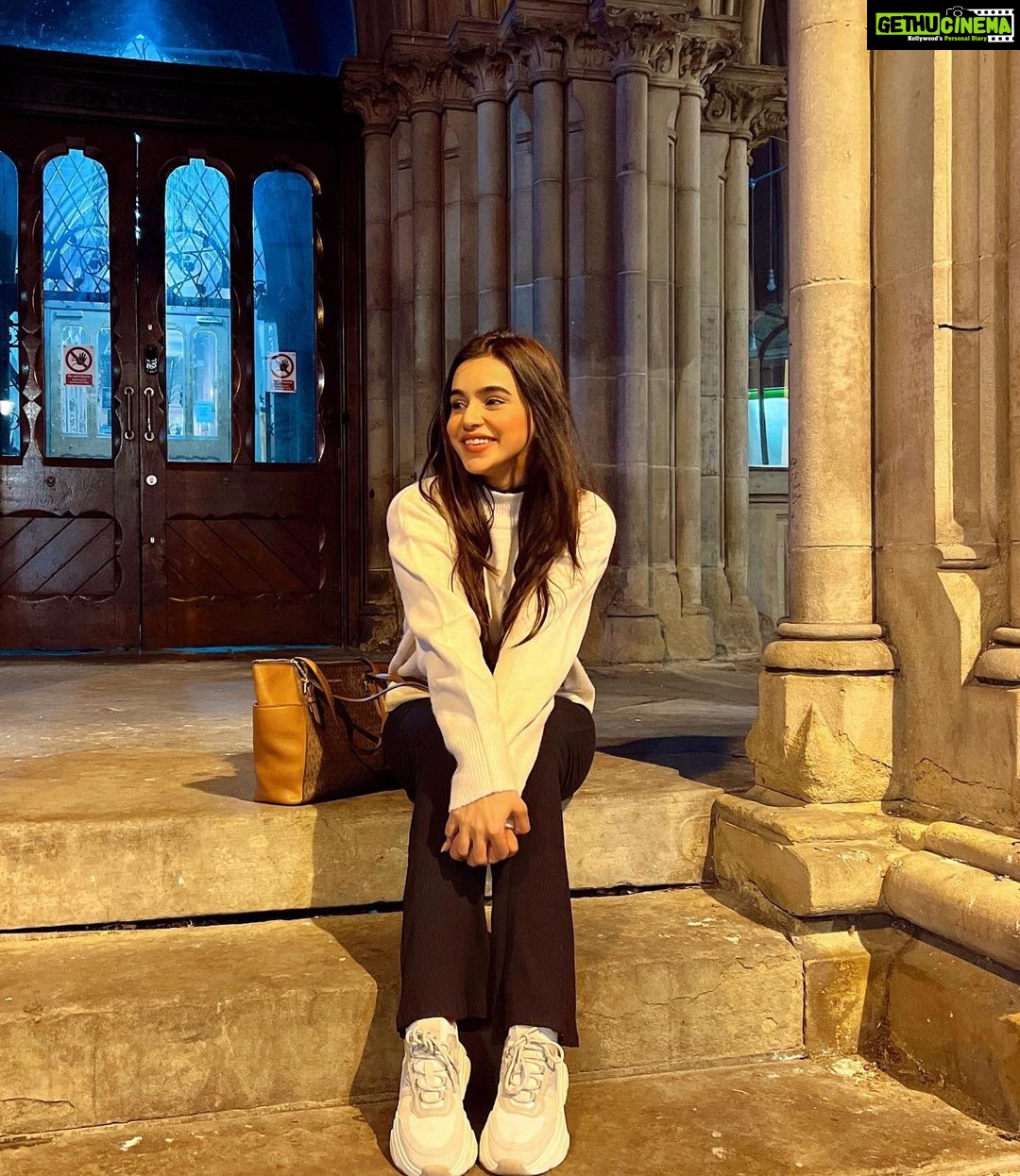 Ankitta Sharma Instagram - पर ये सब सोचना, दिल को यूँ खोलना.. सब कुछ कह कर ही सब को बताना ज़रूरी है क्या!? 🎶