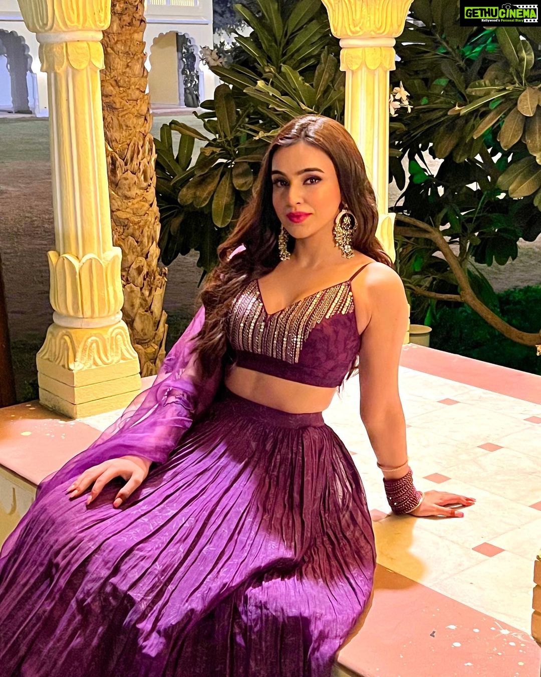 Ankitta Sharma Instagram - ๐๐ข๐ช๐ฏ ๐ท๐ฆ๐ฌ๐ฉ๐ฆ๐บ๐ข ๐ฃ๐ข๐ฅ๐ข, ๐ฏ๐ข ๐ฐ๐ฉ ๐ญ๐ข๐ฌ๐ฉ๐ข๐ข๐ฏ ๐ท๐ช๐ค๐ฉ๐ฐ๐ฏ ๐ข๐ข๐ท๐ฆ ๐ฎ๐ข๐ช๐ฏ๐ถ.. ๐ Outfit by @devnaagri Jewellery by @aquamarine_jewellery Styled by @shrushti_216 R Chandra's Palace