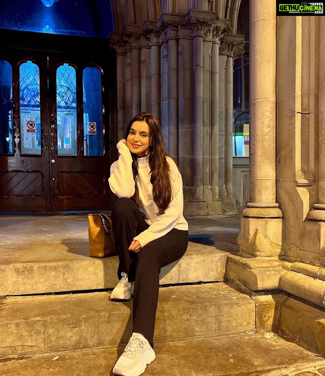 Ankitta Sharma Instagram - पर ये सब सोचना, दिल को यूँ खोलना.. सब कुछ कह कर ही सब को बताना ज़रूरी है क्या!? 🎶