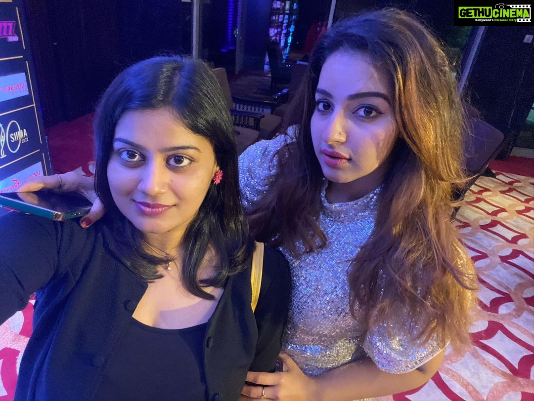 Ansiba Hassan Instagram - All about last night 🌟 what a beautiful party @siimawards @malavikacmenon #ansibahassan #malavikamenon♥️😍😍 #siima #actorslife