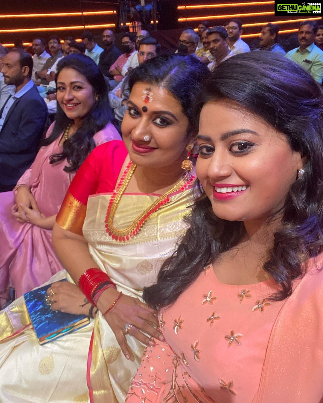 Ansiba Hassan Instagram - Memorable award night @mazhavilmanoramatv @amma.association @devichandana82 @thesnyalikhan @imbeena.antony #ansibahassan #mollywood #actorslife #award