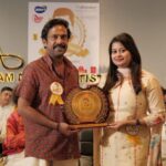 Ansiba Hassan Instagram - It was an honour to receive Kalabahavan Mani Memorial Award for @drishyam_2 (special jury award ) from @guru_somasundaram. Thank you so much to the awrd committee of @kalabhavanmanimemorialawrd for giving me special jury award ,Thank you so much @jeethu4ever sir for giving me such a fabulous role 🤗 #ansibahassan #indianactress #kalabhavanmani #gurusomasundaram